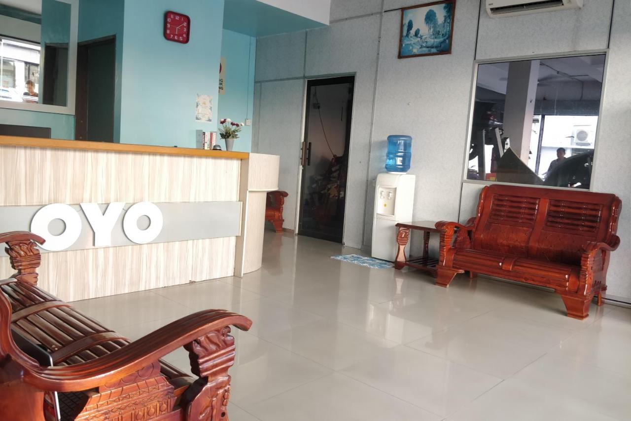 Oyo 89737 Hotel Tishoa Kampong Batu Tiga Exterior foto