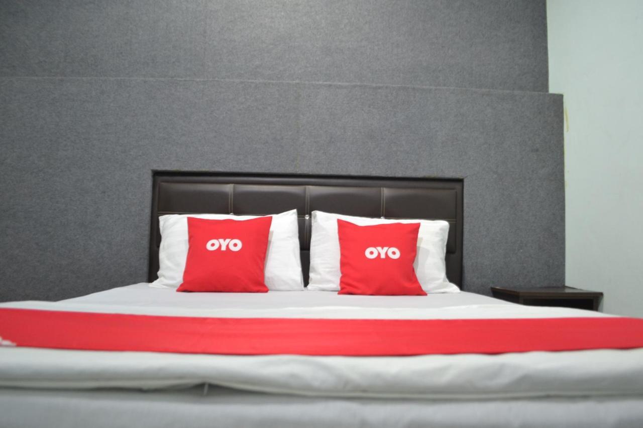 Oyo 89737 Hotel Tishoa Kampong Batu Tiga Exterior foto
