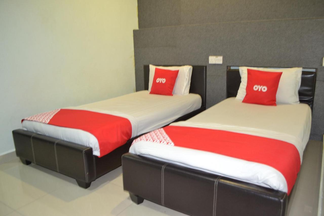 Oyo 89737 Hotel Tishoa Kampong Batu Tiga Exterior foto